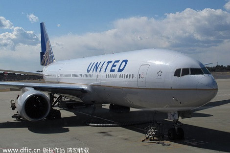 United: Là một hãng hàng không lớn của Hoa Kỳ, có trụ sở ở Chicago, Illinois với hơn 1260 máy bay và phục vụ hơn 370 điểm đến. United Airlines là hãng hàng không lớn thứ 2 thế giới về mặt doanh thu-hành khách, và lớn thứ tư về lượng hành khách vận chuyển. Hãng United gồm 56.000 nhân viên và có 460 máy bay để luân chuyển nếu gặp sự cố.