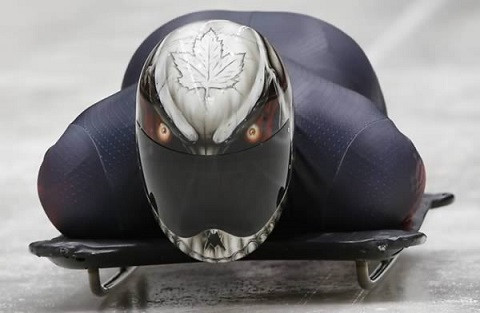 Lá phong, biểu tượng của Canada trên mũ của VĐV.