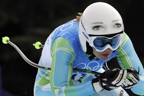 VĐV Tina Maze của Slovenia trưng diện chiếc mũ ấn tượng của mình tại Olympic Vancouver 2010.