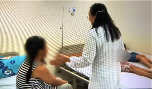 Sau bữa trưa, 70 học sinh trường tiểu học Nguyễn Thị Định nhập viện, nghi ngộ độc thực phẩm - Hình 2 Sau bua trua, 70 hoc sinh truong tieu hoc Nguyen Thi Dinh nhap vien, nghi ngo doc thuc pham-Hinh-2