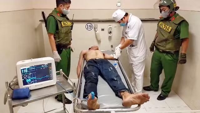 Cảnh sát khống chế kẻ ngáo đá dùng kéo tấn công người dân Canh sat khong che ke ngao da dung keo tan cong nguoi dan