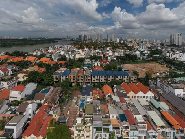 Cận cảnh khu biệt thự bỏ hoang ở phố nhà giàu Thảo Điền Can canh khu biet thu bo hoang o pho nha giau Thao Dien