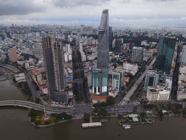 Cận cảnh dự án Saigon One Tower 'đắp chiếu' hơn 10 năm đang được thi công trở lại Can canh du an Saigon One Tower 'dap chieu' hon 10 nam dang duoc thi cong tro lai