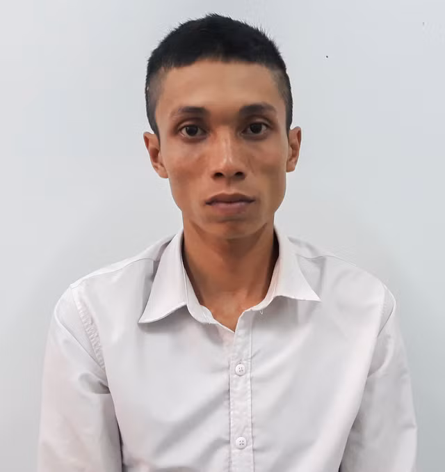 Bi danh trong quan karaoke, 9X cam dao chem vao co nan nhan