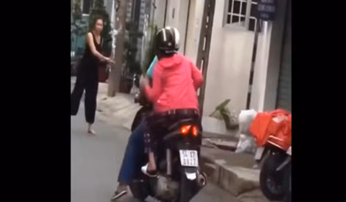 Thực hư người phụ nữ “ngáo đá” chém hàng loạt người đi đường - Hình 2 Thuc hu nguoi phu nu “ngao da” chem hang loat nguoi di duong-Hinh-2