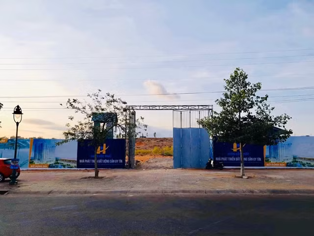 Các dự án của Công ty Hưng Lộc Phát liên tục bị cơ quan chức năng đình chỉ vì chưa đủ pháp lý - Hình 3 Cac du an cua Cong ty Hung Loc Phat lien tuc bi co quan chuc nang dinh chi vi chua du phap ly-Hinh-3