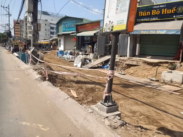 TP. HCM: Nha thau thi cong duong Duong Quang Ham, duc cong ngay via he?