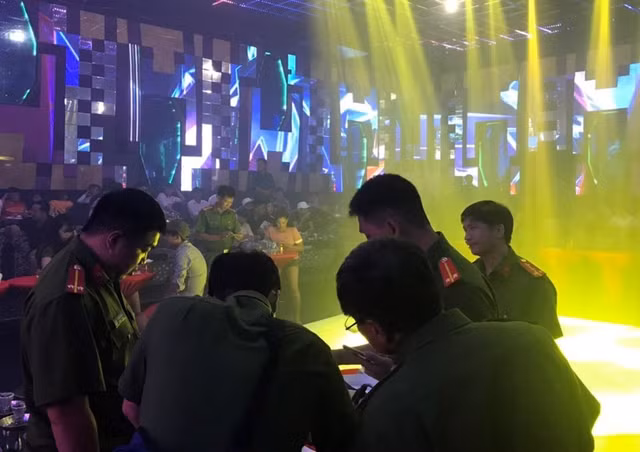 Hàng trăm nam thanh nữ tú phê ma túy trong quán bar Diamind Luxury Hang tram nam thanh nu tu phe ma tuy trong quan bar Diamind Luxury