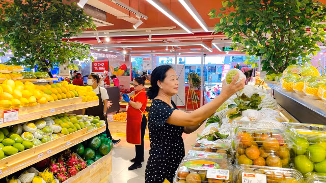 Có gì bên trong siêu thị WinMart đầu tiên theo mô hình cao cấp - Hình 2 Co gi ben trong sieu thi WinMart dau tien theo mo hinh cao cap-Hinh-2