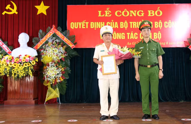 Dai ta Dinh Van Noi giu chuc vu giam doc Cong an An Giang-Hinh-2