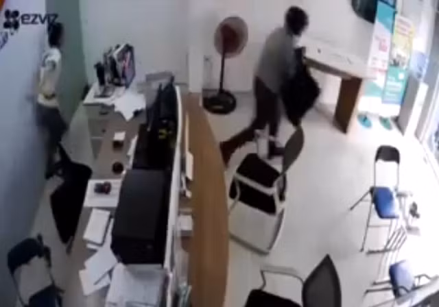 Cô gái Sài Gòn 'đấu tay đôi' với tên cướp dí dao vào cổ mình - Hình 3 Co gai Sai Gon 'dau tay doi' voi ten cuop di dao vao co minh-Hinh-3