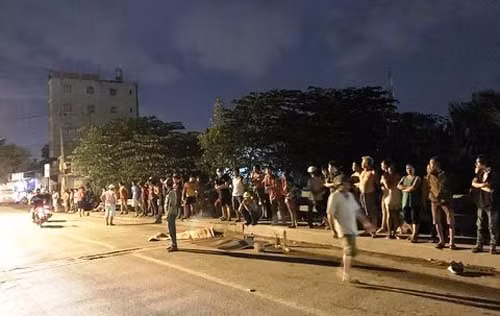 Mẹ ôm thi thể con gái 6 tuổi khóc ngất giữa đường ở Sài Gòn - Hình 3 Me om thi the con gai 6 tuoi khoc ngat giua duong o Sai Gon-Hinh-3