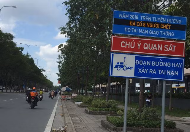 Người đàn ông chạy môtô 400 phân khối chết trên đại lộ ở Sài Gòn - Hình 4 Nguoi dan ong chay moto 400 phan khoi chet tren dai lo o Sai Gon-Hinh-4