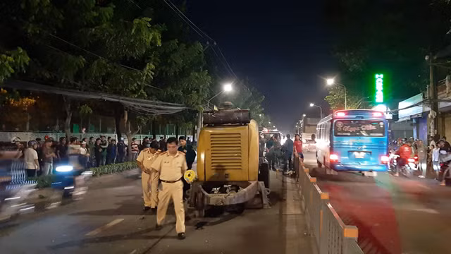Nhiều người livestream vụ tai nạn giao thông 2 người chết ở Sài Gòn gây phản cảm - Hình 3 Nhieu nguoi livestream vu tai nan giao thong 2 nguoi chet o Sai Gon gay phan cam-Hinh-3
