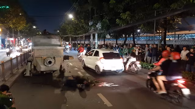Nhiều người livestream vụ tai nạn giao thông 2 người chết ở Sài Gòn gây phản cảm - Hình 8 Nhieu nguoi livestream vu tai nan giao thong 2 nguoi chet o Sai Gon gay phan cam-Hinh-8