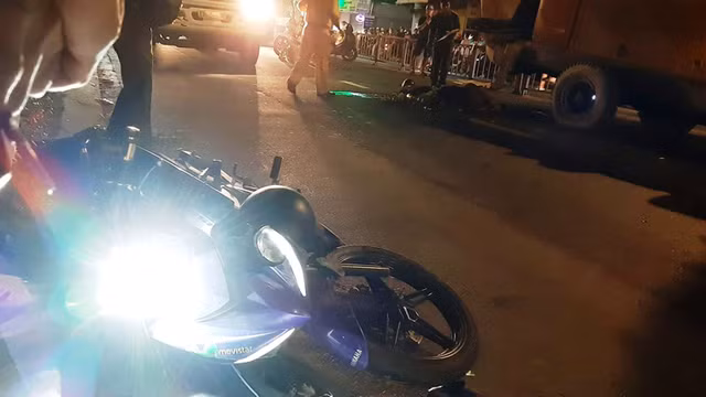 Nhiều người livestream vụ tai nạn giao thông 2 người chết ở Sài Gòn gây phản cảm - Hình 5 Nhieu nguoi livestream vu tai nan giao thong 2 nguoi chet o Sai Gon gay phan cam-Hinh-5