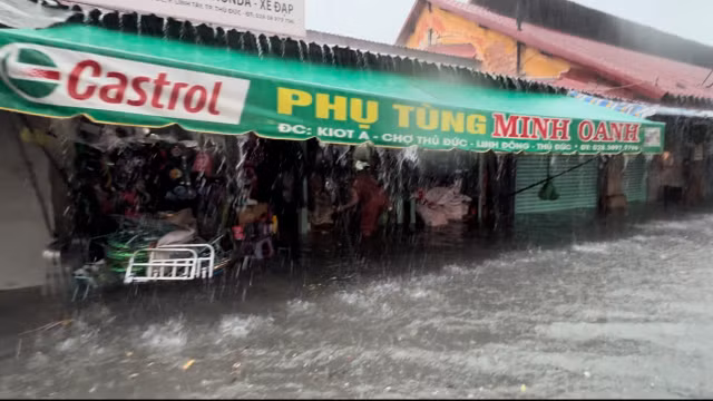 Nguoi dan TP HCM 'khong thay duong ve nha' sau con mua suot 2 gio chieu qua-Hinh-9