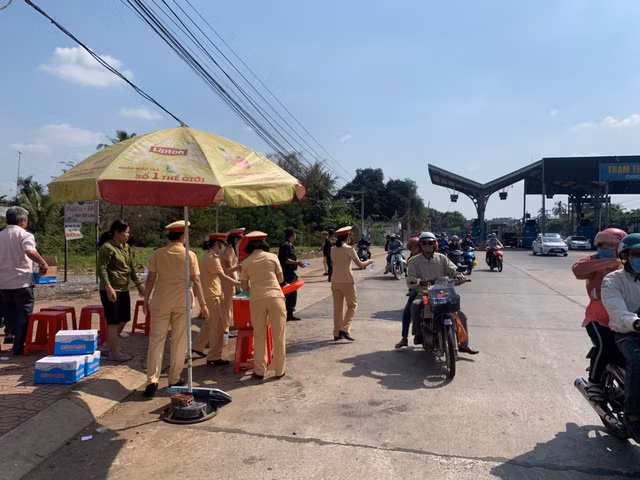 Cong an Dong Nai doi nang phat nuoc suoi, khan lanh cho nguoi di duong ngay Tet-Hinh-5