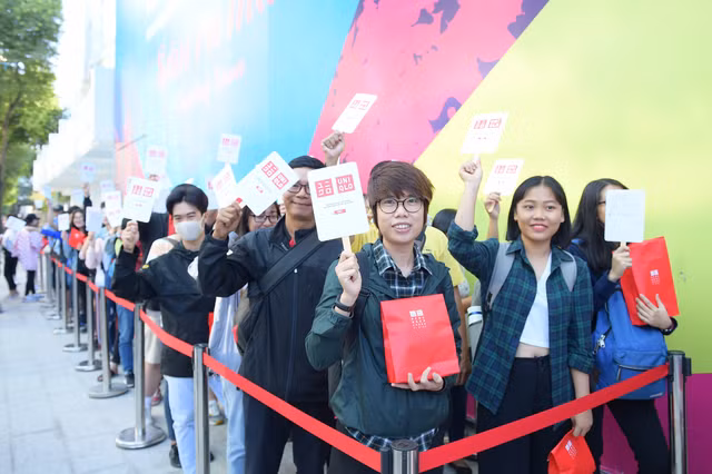 2.000 nguoi Sai Gon nguoi chen chan trong ngay Uniqlo khai truong-Hinh-3