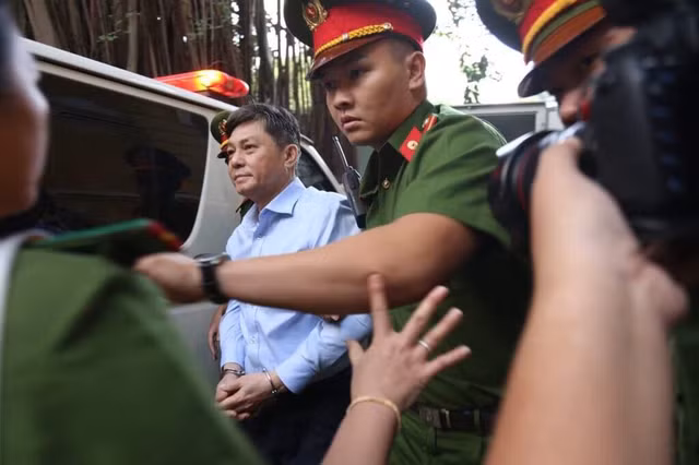 Cựu Phó chủ tịch TP HCM Nguyễn Hữu Tín: 'Tôi biết tôi sai rồi' Cuu Pho chu tich TP HCM Nguyen Huu Tin: 'Toi biet toi sai roi'