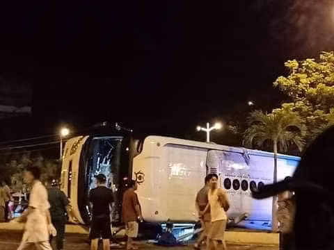 Va chạm kinh hoàng giữa xe Phương Trang và ô tô giường nằm, 1 người chết, gần 40 người bị thương Va cham kinh hoang giua xe Phuong Trang va o to giuong nam, 1 nguoi chet, gan 40 nguoi bi thuong