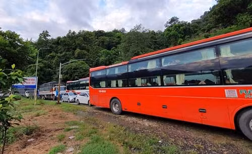 Hàng nghìn chiếc xe dồn ứ ở đèo Bảo Lộc vì sạt lở - Hình 4 Hang nghin chiec xe don u o deo Bao Loc vi sat lo-Hinh-4