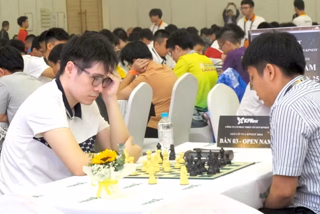 Lê Tuấn Minh nhận cúp mạ vàng của Giải cờ vua KPNest 2024 - Hình 3 Le Tuan Minh nhan cup ma vang cua Giai co vua KPNest 2024-Hinh-3