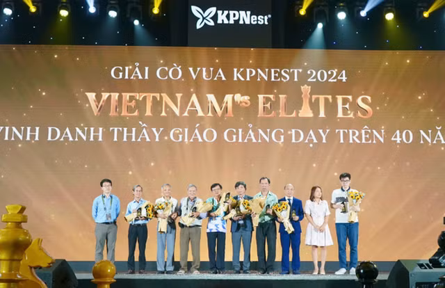 Lê Tuấn Minh nhận cúp mạ vàng của Giải cờ vua KPNest 2024 - Hình 2 Le Tuan Minh nhan cup ma vang cua Giai co vua KPNest 2024-Hinh-2