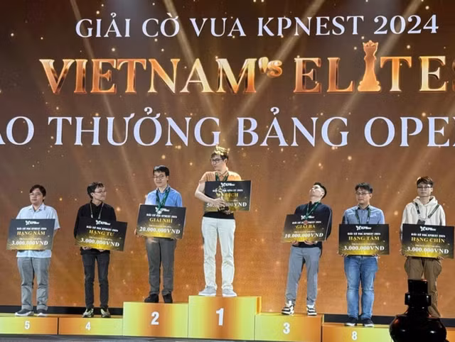 Lê Tuấn Minh nhận cúp mạ vàng của Giải cờ vua KPNest 2024 - Hình 4 Le Tuan Minh nhan cup ma vang cua Giai co vua KPNest 2024-Hinh-4