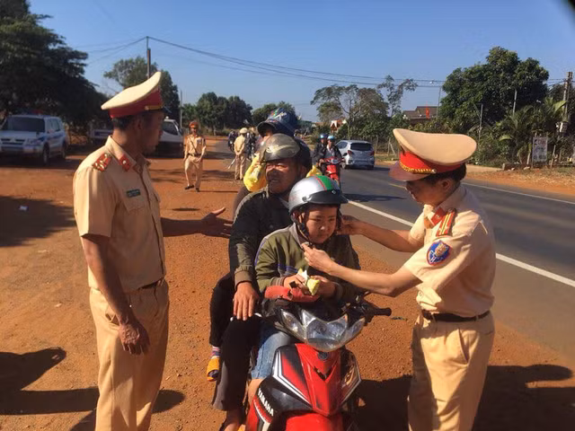 CSGT Đắk Nông 'thổi còi' người đi xe máy để... tặng quà trên đường về quê ăn Tết - Hình 2 CSGT Dak Nong 'thoi coi' nguoi di xe may de... tang qua tren duong ve que an Tet-Hinh-2