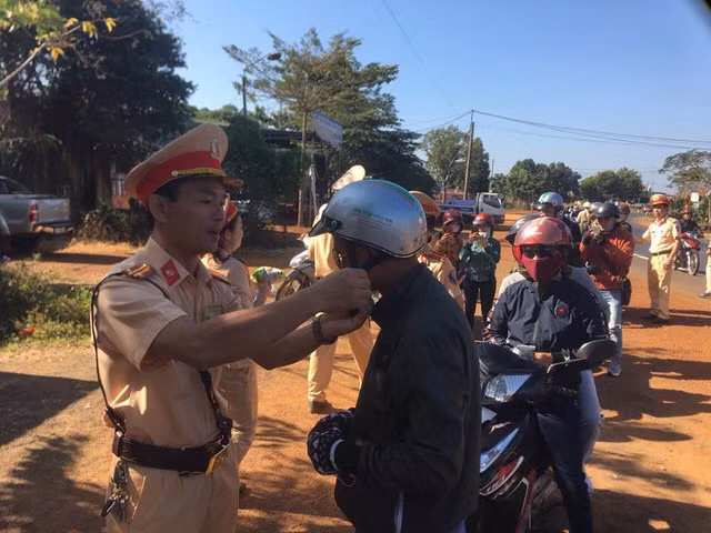 CSGT Đắk Nông 'thổi còi' người đi xe máy để... tặng quà trên đường về quê ăn Tết - Hình 3 CSGT Dak Nong 'thoi coi' nguoi di xe may de... tang qua tren duong ve que an Tet-Hinh-3