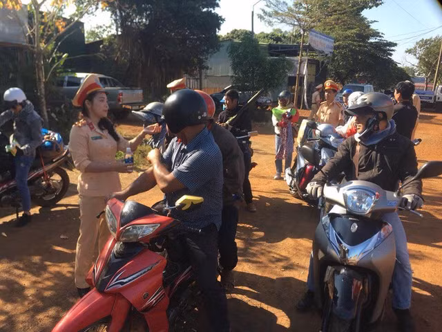 CSGT Đắk Nông 'thổi còi' người đi xe máy để... tặng quà trên đường về quê ăn Tết CSGT Dak Nong 'thoi coi' nguoi di xe may de... tang qua tren duong ve que an Tet