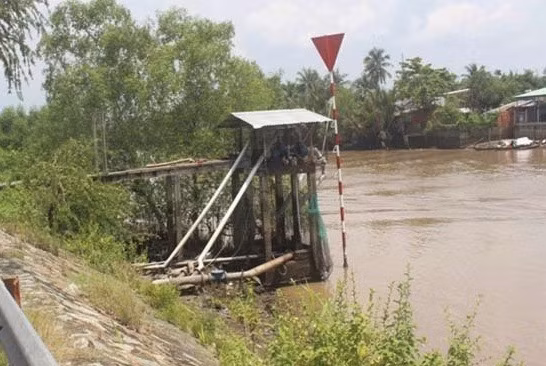 Sua may bom, 5 cong nhan bi dien giat thuong vong o Ben Tre
