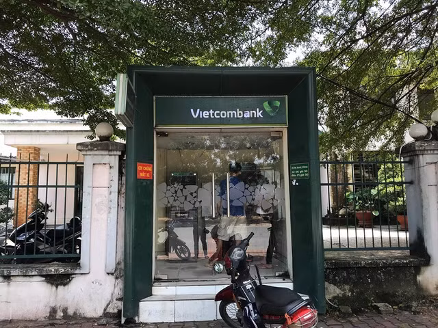 Cô gái 18 tuổi rút tiền ở trụ ATM Vietcombank bị cướp kề dao vào bụng Co gai 18 tuoi rut tien o tru ATM Vietcombank bi cuop ke dao vao bung