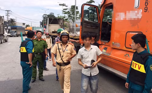 Sự thật “động trời” về gã thanh niên ôm gấu bông dạo cửa ngõ Sài Gòn - Hình 4 Su that “dong troi” ve ga thanh nien om gau bong dao cua ngo Sai Gon-Hinh-4
