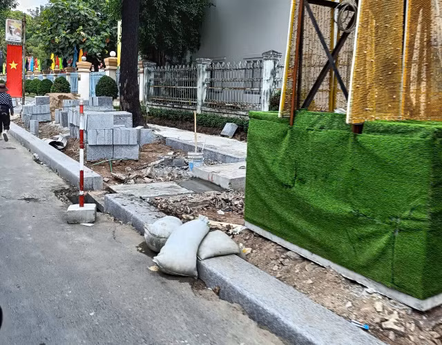 Tận mục Cty Toàn Gia Phát và Mộc An Châu cải tạo vỉa hè đường Phan Đăng Lưu - Hình 4 Tan muc Cty Toan Gia Phat va Moc An Chau cai tao via he duong Phan Dang Luu-Hinh-4