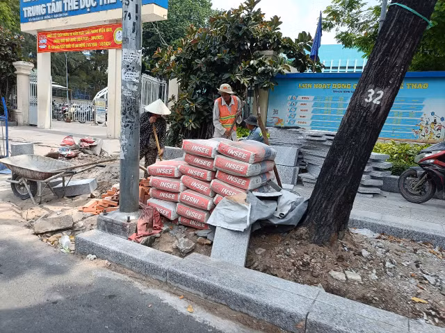 Tận mục Cty Toàn Gia Phát và Mộc An Châu cải tạo vỉa hè đường Phan Đăng Lưu - Hình 8 Tan muc Cty Toan Gia Phat va Moc An Chau cai tao via he duong Phan Dang Luu-Hinh-8