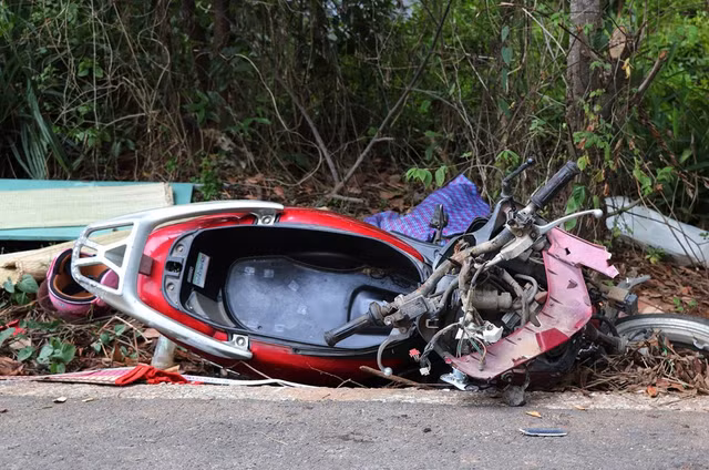 Tai nan kinh hoang: Taxi Vinasun tong chet 2 ba chau
