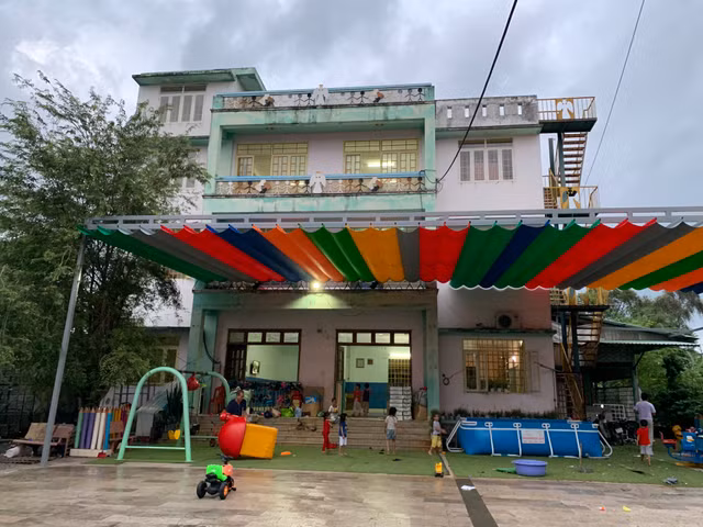 Người đàn ông Sài Gòn tặng 100 tỉ đồng cho trẻ mồ côi - Hình 4 Nguoi dan ong Sai Gon tang 100 ti dong cho tre mo coi-Hinh-4