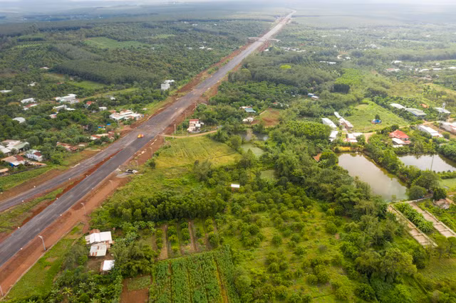 Cận cảnh cao tốc Dầu Giây - Phan Thiết trước thời hạn thông xe kỹ thuật - Hình 9 Can canh cao toc Dau Giay - Phan Thiet truoc thoi han thong xe ky thuat-Hinh-9