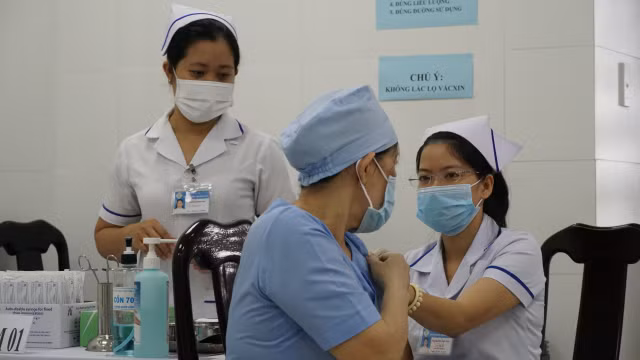 116 nhân viên y tế ở Cần Thơ đã được tiệm vắc xin phòng COVID-19 - Hình 2 116 nhan vien y te o Can Tho da duoc tiem vac xin phong COVID-19-Hinh-2