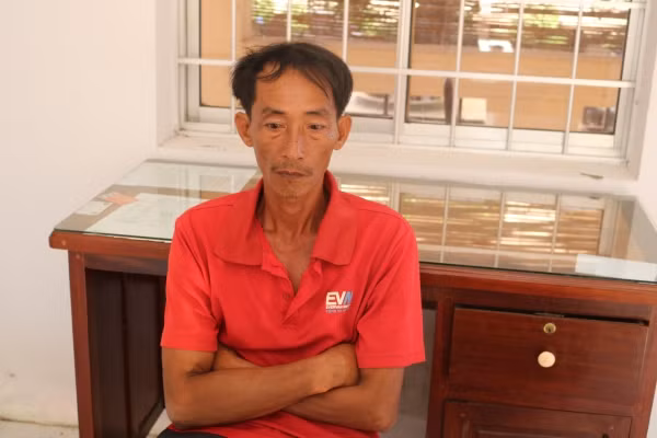 2 chú cháu dùng xích trói người say vào gốc cây đến chết ở miền Tây - Hình 2 2 chu chau dung xich troi nguoi say vao goc cay den chet o mien Tay-Hinh-2