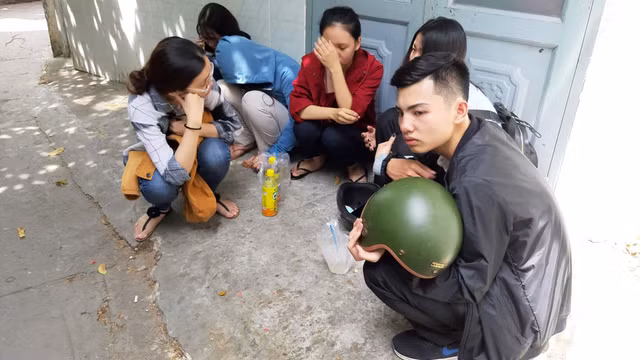 Ban be ngoi goc duong khoc thuong nu sinh 19 tuoi bi giet da man o Sai Gon-Hinh-2