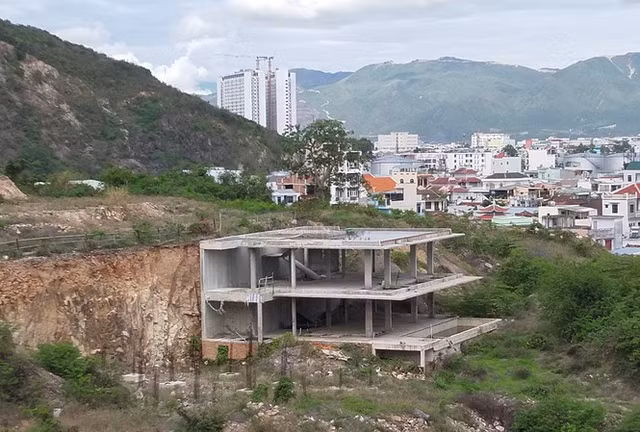 Ai chịu trách nhiệm trong vụ 'phá nát di tích lầu Bảo Đại làm resort 5 sao' ở Nha Trang? Ai chiu trach nhiem trong vu 'pha nat di tich lau Bao Dai lam resort 5 sao' o Nha Trang?