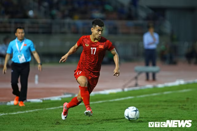 Nhan dinh tran Viet Nam vs Malaysia: Dung Van Hau hay Van Thanh ben canh trai?