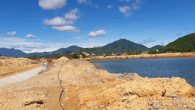 Cận cảnh dự án Golden Hills của Công ty Trung Nam lấn sông Cu Đê - Hình 4 Can canh du an Golden Hills cua Cong ty Trung Nam lan song Cu De-Hinh-4