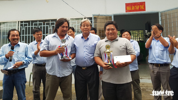 Doanh nghiệp nhà nước ở An Giang tổ chức thi uống rượu giỏi, trao cúp và tiền thưởng - Hình 2 Doanh nghiep nha nuoc o An Giang to chuc thi uong ruou gioi, trao cup va tien thuong-Hinh-2