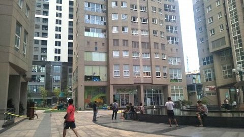 Camera an ninh ghi lại PGĐ Sở Nông nghiệp Hà Nội nhảy từ tầng thượng chung cư Vinaconex xuống đất - Hình 2 Camera an ninh ghi lai PGD So Nong nghiep Ha Noi nhay tu tang thuong chung cu Vinaconex xuong dat-Hinh-2