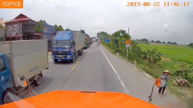 Song dep: Tai xe container 'song cham' 5 phut dung xe dat cu ba qua duong