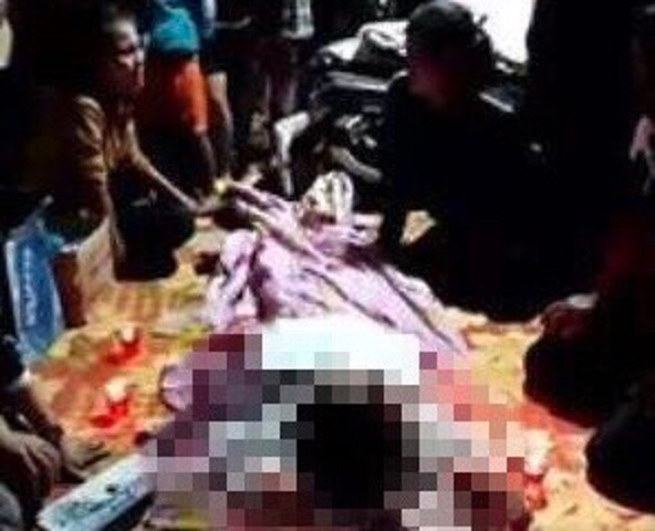 Người nhà mang thi thể thanh niên bị tai nạn giao thông để giữa đường Nguoi nha mang thi the thanh nien bi tai nan giao thong de giua duong